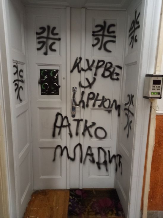 Foto:Facebook/Ispisani uvredljivi grafiti